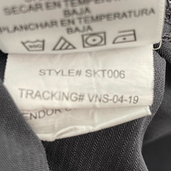 Sketchers by Barco V Neck Scrubs Top Gray Size Medium - Picture 7 of 8